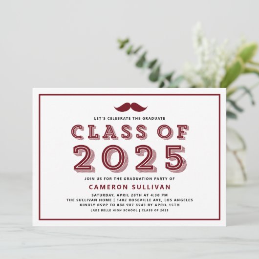 Burgundy Class of 2025 Mustache Retro Abschluss Einladung (Stehend Vorderseite)