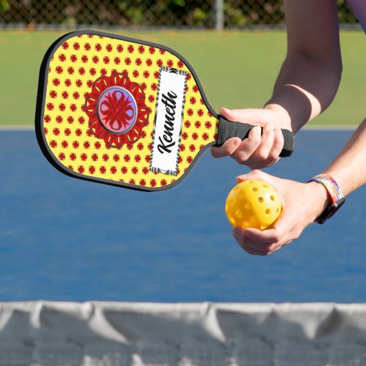 Burgundy Clover Ribbon von Kenneth Yoncich Pickleball Schläger (InSitu)
