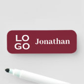 Burgundy Company oder Firmenlogo Mitarbeiter Namensschild (Beispiel)