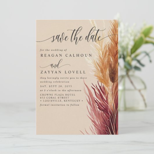 Burgundy Cream Modern Pampas Grass Save the Date Einladung (Stehend Vorderseite)