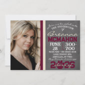 Burgundy & Cream Paw Print Abschluss 2 Foto Einladung (Vorderseite)