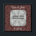 Burgundy Daisies Foto Wedding Magnet<br><div class="desc">Eleganter strukturierter Effekt Bordeaux bläst Blumengestalter Save the Date Hochzeitsankündigung für Kühlschrank Magnet. Bereit für Ihr besonderes Foto. Füllen Sie Ihre Informationen in der Vorlage aus. Ändern Sie Text- und Schriftart-Größe, Stil und Farbe, indem Sie auf Anpassen klicken. Fügen Sie Ihr Foto hinzu, indem Sie auf Ändern klicken und Ihr...</div>