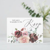 Burgundy & Dusty Blush Pink 5 Blüten mit Mahlzeite RSVP Karte (Stehend Vorderseite)