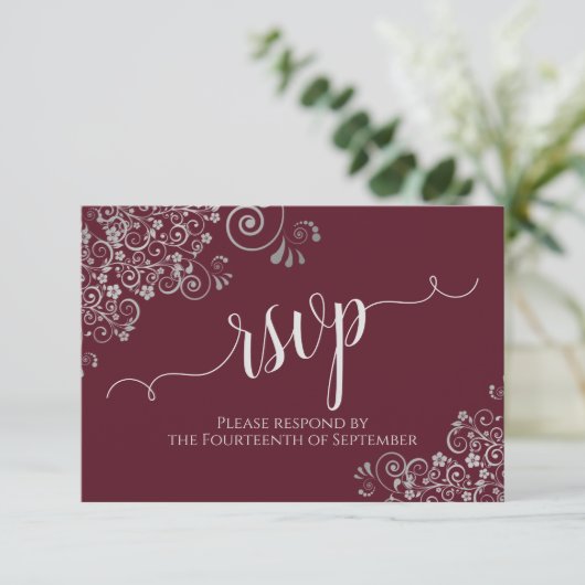 Burgundy Elegant Calligraphy Silver Frills Wedding RSVP Karte (Stehend Vorderseite)