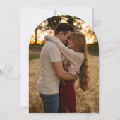 Burgundy Elegant Monogram Foto Wedding Arch Einladung (Rückseite)