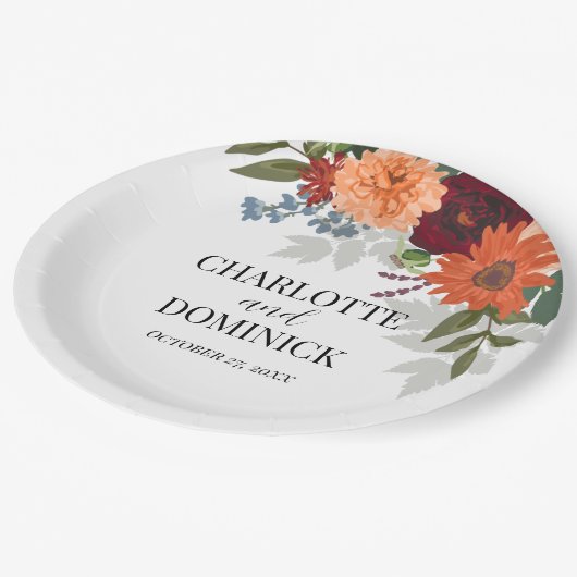 Burgundy Fall Garden Floral Wedding Pappteller (Schrägansicht)