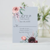 Burgundy Floral and Dusty Blue Wedding RSVP Karte (Stehend Vorderseite)