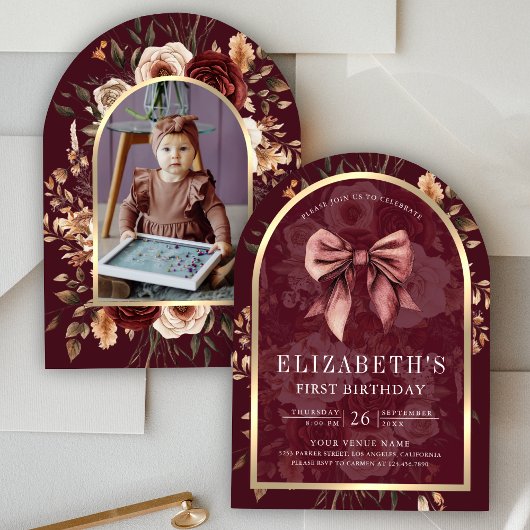 Burgundy Floral Coquette Bow Arch Erstgeburt Einladung