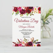 Burgundy Floral Eleganter Valentinstag Einladung (Stehend Vorderseite)