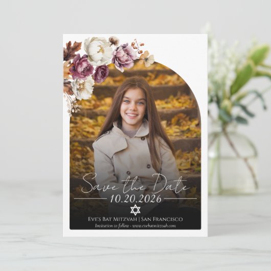 Burgundy Floral Foto Bat Mitzvah Save the Date Einladung (Stehend Vorderseite)