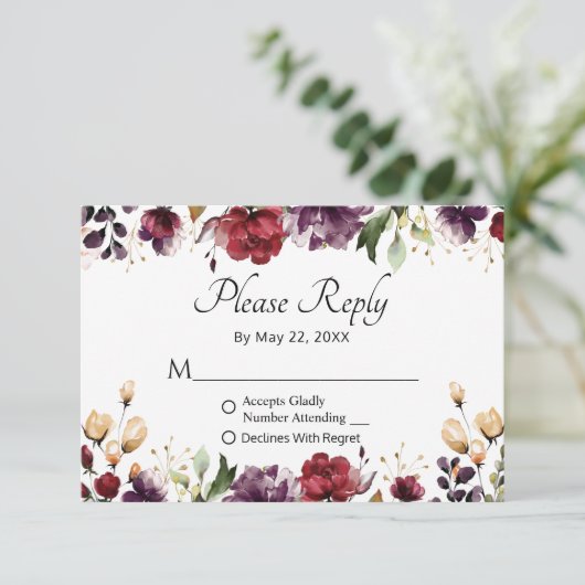 Burgundy Floral Gold Foil Wedding Bitte beantworte RSVP Karte (Stehend Vorderseite)