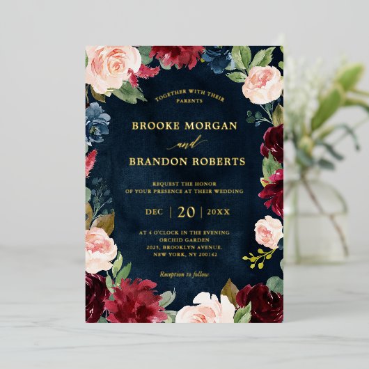 Burgundy Floral Gold Navy Blauer Rustikaler Hochze Folieneinladung (Stehend vorne)