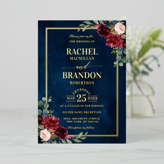 Burgundy Floral Gold Navy Blauer Rustikaler Hochze Folieneinladung (Stehend vorne)