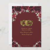 Burgundy Floral Gold Quinceñera Masquerge Maske Einladung (Rückseite)