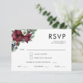 Burgundy Floral Holiday Greenerie Winter Wedding RSVP Karte (Stehend Vorderseite)