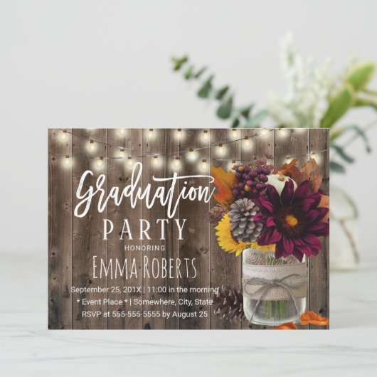 Burgundy Floral Jar Rustic Barn Wood Abschluss Einladung (Stehend Vorderseite)