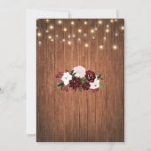 Burgundy Floral Lights Rustic Wood Wedding Einladung (Rückseite)