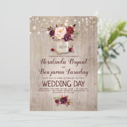 Burgundy Floral Mason Jar Rustic Wedding Einladung (Stehend Vorderseite)