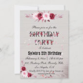 Burgundy Floral mit Holzhintergrund Geburtstag Einladung (Vorderseite)