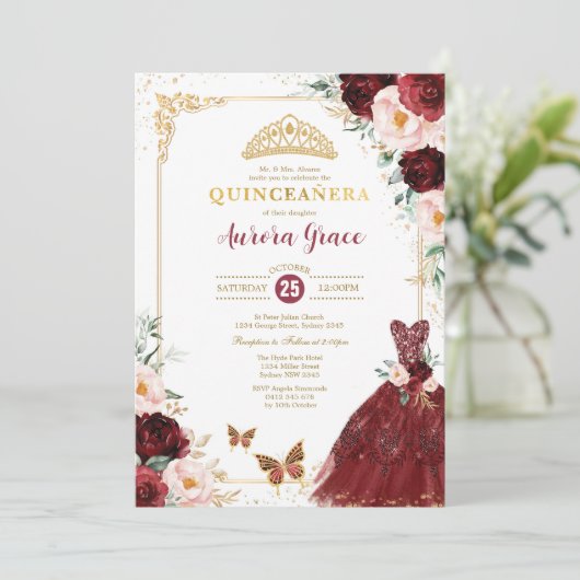 Burgundy Floral Quinceñera Prinzessin Mis Quince Einladung (Stehend Vorderseite)