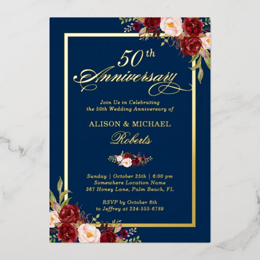 Burgundy Floral Real Gold zum Hochzeitstag Folieneinladung (Vorderseite)