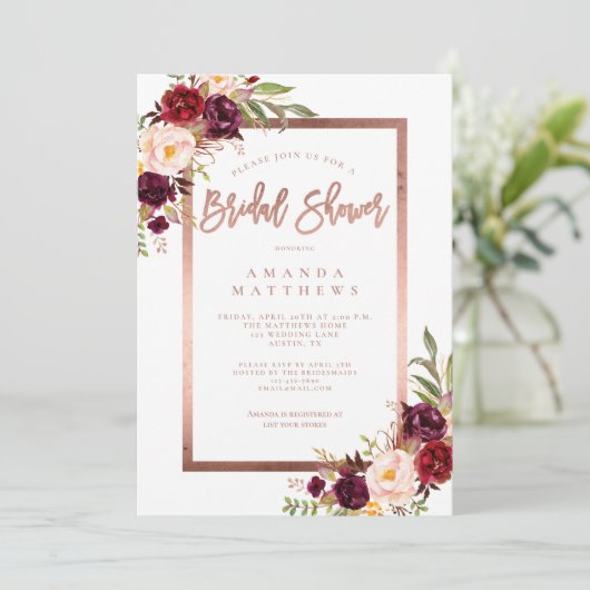 Burgundy Floral Rose Gold Script Brautparty Einladung (Stehend Vorderseite)