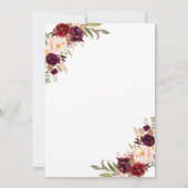 Burgundy Floral Rose Gold Script Hochzeit Einladung (Rückseite)