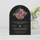 Burgundy Floral Rose QR Code Foto Black Wedding Einladung (Stehend Vorderseite)