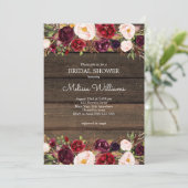 Burgundy Floral Rustic Barn Wood Brautparty Einladung (Stehend Vorderseite)