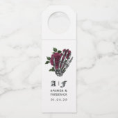Burgundy Floral Skeleton Gothic Wedding Monogram Flaschenanhänger (Vorderseite)