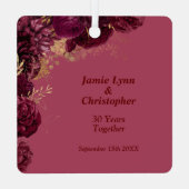 Burgundy Floral Wedding Jubiläum Ornament Aus Metall (Rückseite)