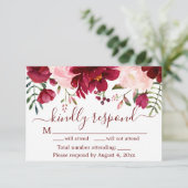 Burgundy Floral Wedding RSVP Card Dankeskarte (Stehend Vorderseite)