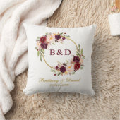Burgundy Floral Wreath Monogram Wedding Kissen (Decke)