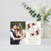 Burgundy Floral Wreath Save the Date Foto Postkarte (Stehend Vorderseite)