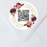 Burgundy florals Gold geometrische QR-Code Hochzei Runder Aufkleber<br><div class="desc">Die Rose sind in Bordeaux und Rosa gehalten. Eleganter weißer Hintergrund. Ein Imitat goldener geometrischer Rahmen. Fügen Sie Ihre URL für Ihre Hochzeitswebsite hinzu.</div>