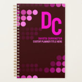 Burgundy Funky Pink Dots Monogram Planer (Vorderseite)