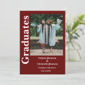 Burgundy Geschwister Graduierung Doppelter Abschlu Einladung (Stehend Vorderseite)