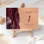 Burgundy Gold Agate Peach Wedding Tischnummer<br><div class="desc">Der links Rand dieser modernen Hochzeitskarte mit einer bordeauxroten Aquarellgrenze,  die mit dem vergoldeten Glitzer der Imitate bestickt ist. Der anpassbare Text kombiniert bordeauxrote und karkochgraue Handschrift,  kursiv und kopperplate Schriftart auf pfirsichfarbenem Hintergrund.</div>