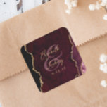 Burgundy Gold Agate Script Wedding Quadratischer Aufkleber<br><div class="desc">Dieser moderne Hochzeitsaufkleber ist mit einem bordeauxfarbenen Aquarellmuster bestickt,  das mit goldenen Imitaten bestickt ist. Der goldfarbene Text lässt sich leicht anpassen,  mit den Namen der Braut und des Bräutigams in handschriftlicher Kalligraphie über einen großen Ampersand und dem unten angegebenen Hochzeitstermin.</div>