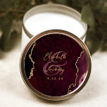 Burgundy Gold Agate Script Wedding Runder Aufkleber<br><div class="desc">Dieser moderne Hochzeitsaufkleber ist mit einem bordeauxfarbenen Aquarellmuster bestickt,  das mit goldenen Imitaten bestickt ist. Der goldfarbene Text lässt sich leicht anpassen,  mit den Namen der Braut und des Bräutigams in handschriftlicher Kalligraphie über einen großen Ampersand und dem unten angegebenen Hochzeitstermin.</div>
