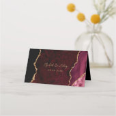 Burgundy Gold Agate Script Wedding Table Platzkarte (Rückseite)