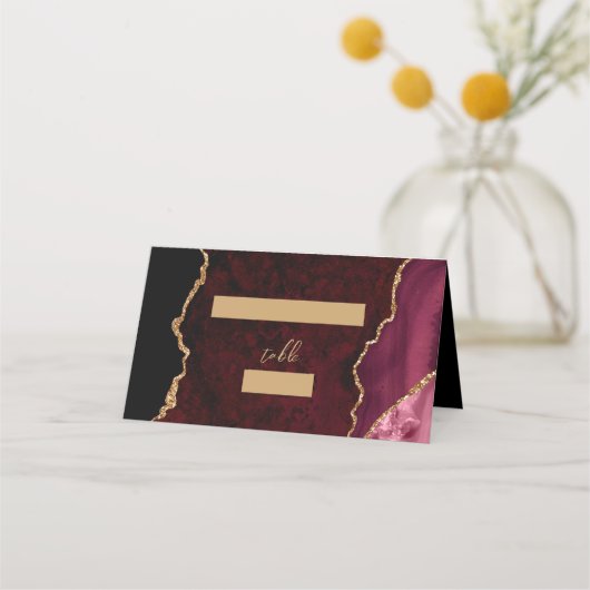 Burgundy Gold Agate Script Wedding Table Platzkarte (Vorderseite)
