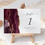 Burgundy Gold Agate Wedding Tischnummer<br><div class="desc">Der links Rand dieser modernen Hochzeitskarte mit einer bordeauxroten Aquarellgrenze,  die mit dem vergoldeten Glitzer der Imitate bestickt ist. Der anpassbare Text kombiniert handgeschriebene Holzkohle,  kursiv und kopperplate Schriftart auf weißem Hintergrund.</div>