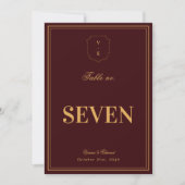 Burgundy Gold Crest Monogram Wedding Table Number Einladung (Vorderseite)