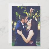 Burgundy Gold Floral Monogram Foto Wedding Einladung (Rückseite)