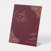 Burgundy Gold Floral Wedding Cards und Gifts Sign Sockelschild (Vorderseite)