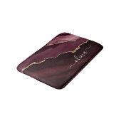 Burgundy Gold Foil Agate Geode Gold Monogram Badematte (Schrägansicht)