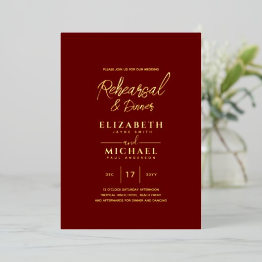 Burgundy Gold Foil Hochzeit Probe und Abendessen Folieneinladung (Stehend vorne)