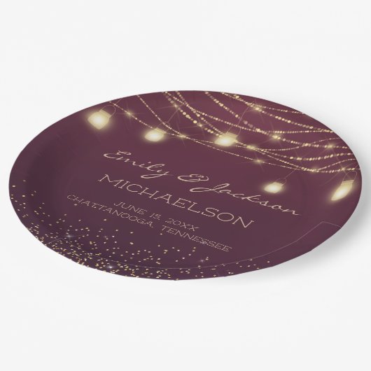 Burgundy Gold Glitzer String Light Lantern Wedding Pappteller (Schrägansicht)