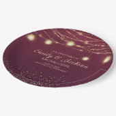 Burgundy Gold Glitzer String Light Wedding Pappteller (Schrägansicht)